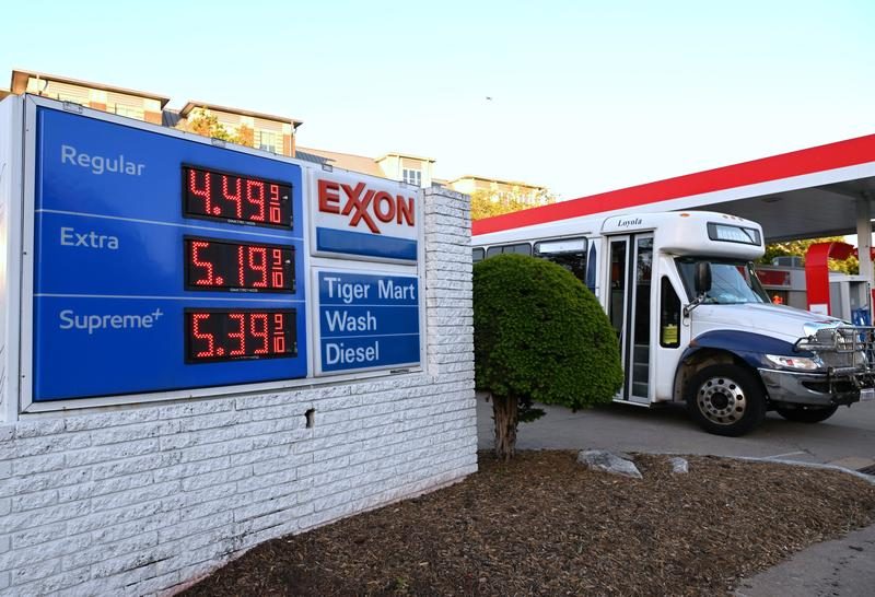 El precio de la gasolina en California supera los 6 dólares y toca su ...